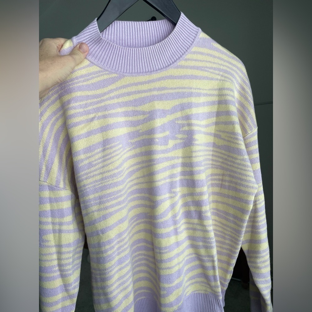 WAYF Cozy Sweater in Neutral purple zebra Animal Print Size Large - Picture 7 of 9